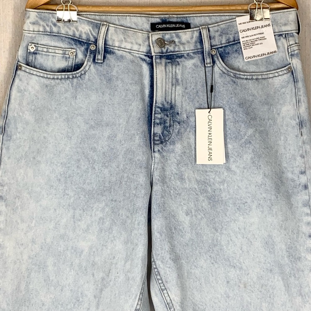 Calvin Klein~NWT~Women’s Mid Rise Slim‎ Boyfriend Light Wash Jeans~Sz 31 - Picture 4 of 15